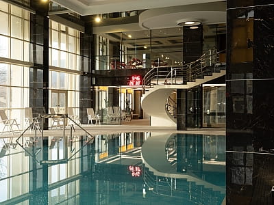 критий 24 метровий басейн оснащений водними атракціонами в заміському комплексі ARDEN PALACE Medical Resort & SPA в селищі Сатанів Хмельницької області