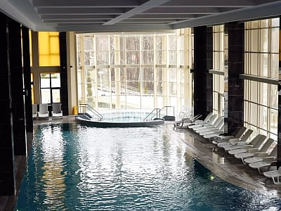 критий 24 метровий басейн оснащений водними атракціонами в заміському комплексі ARDEN PALACE Medical Resort & SPA в селищі Сатанів Хмельницької області