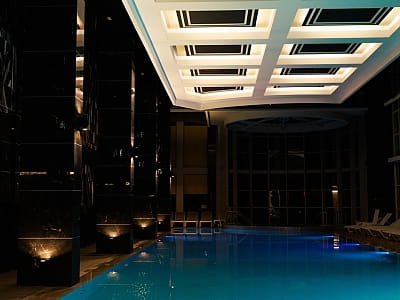 критий 24 метровий басейн оснащений водними атракціонами в заміському комплексі ARDEN PALACE Medical Resort & SPA в селищі Сатанів Хмельницької області