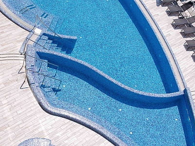 літній відкритий басейн в заміському комплексі ARDEN PALACE Medical Resort & SPA в селищі Сатанів Хмельницької області