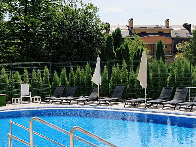 літній відкритий басейн в заміському комплексі ARDEN PALACE Medical Resort & SPA в селищі Сатанів Хмельницької області
