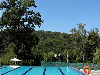 літній відкритий басейн в заміському комплексі ARDEN PALACE Medical Resort & SPA в селищі Сатанів Хмельницької області