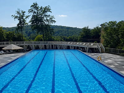 літній відкритий басейн в заміському комплексі ARDEN PALACE Medical Resort & SPA в селищі Сатанів Хмельницької області