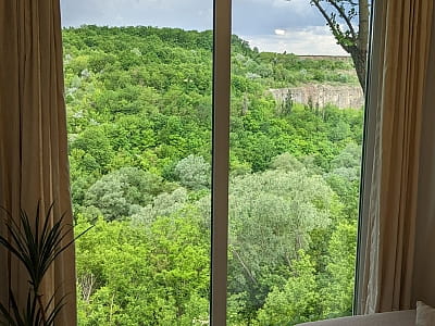 будиночки, котеджі та номери з обладнаними кухнями та краєвидами в заміському комплексі Family Estate з краєвидами на каньйон в місті Кам'янець-Подільский