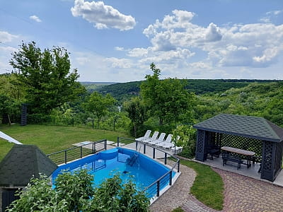 літній відкритий басейн в заміському комплексі Family Estate з краєвидами на каньйон в місті Кам'янець-Подільский