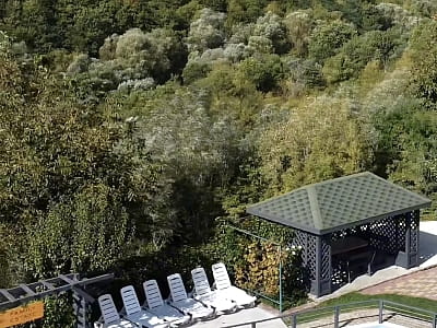 літній відкритий басейн в заміському комплексі Family Estate з краєвидами на каньйон в місті Кам'янець-Подільский
