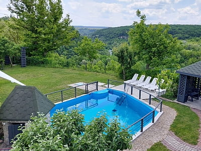 літній відкритий басейн в заміському комплексі Family Estate з краєвидами на каньйон в місті Кам'янець-Подільский