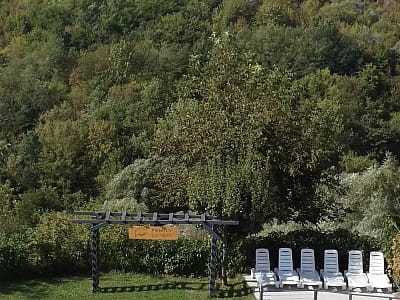 літній відкритий басейн в заміському комплексі Family Estate з краєвидами на каньйон в місті Кам'янець-Подільский