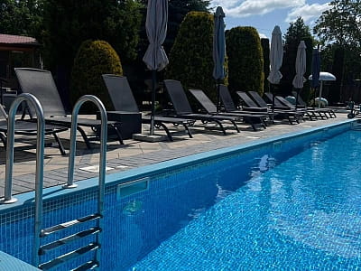 літній відкритий басейн в заміському комплексі IN HOTEL в місті Кам'янець-Подільський
