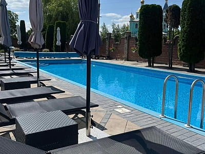 літній відкритий басейн в заміському комплексі IN HOTEL в місті Кам'янець-Подільський