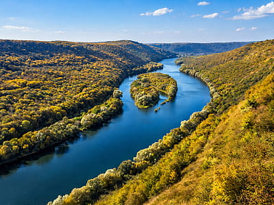 Острів Інь-Янь на Дністрі — унікальна природна локація з незвичною формою, піщаними пляжами та мальовничими краєвидами в межах каньйону.
