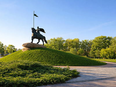 Острів Муромець у Києві — великий дніпровський острів із природними зонами, пляжами та активним відпочинком. Опис, історія, як дістатися.