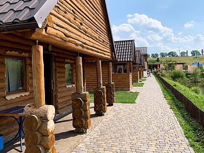 Затишні та зручні будиночки, для дозвілля компаній від 6, 12, 25 гостей та великий літній майданчик до 50 чоловік в заміському комплексі «Rancho»в селі Лісові Гринівці біля міста Хмельницький