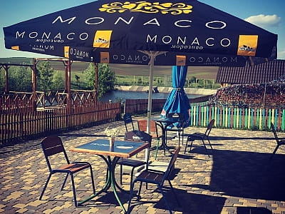 кафе-бар в заміському комплексі «Rancho»в селі Лісові Гринівці біля міста Хмельницький