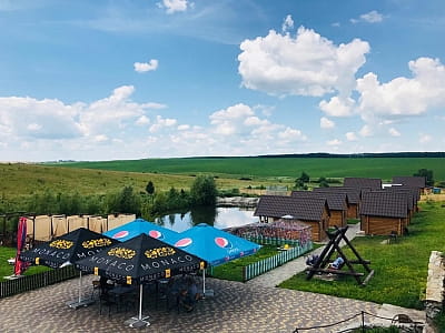 Заміський комплекс Rancho біля Хмельницького: басейни, будиночки, сауна, риболовля та відпочинок на природі для сімей і компаній.