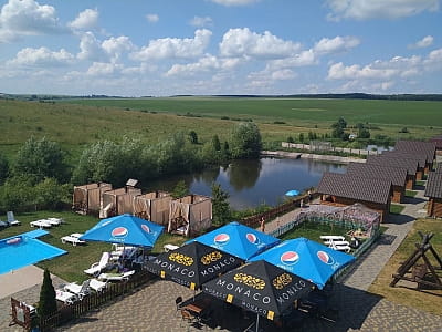 Заміський комплекс Rancho біля Хмельницького: басейни, будиночки, сауна, риболовля та відпочинок на природі для сімей і компаній.