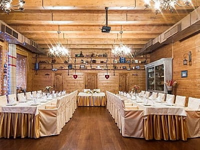 святкова та простора банкетна зала до 120-ти гостей, зі світлим інтрерьєром для весіль та корпоративів в заміському комплексі «Rancho»в селі Лісові Гринівці біля міста Хмельницький