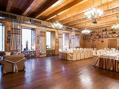 святкова та простора банкетна зала до 120-ти гостей, зі світлим інтрерьєром для весіль та корпоративів в заміському комплексі «Rancho»в селі Лісові Гринівці біля міста Хмельницький