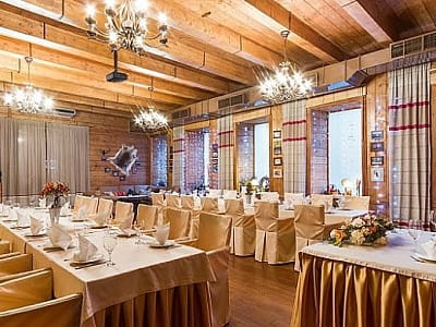 святкова та простора банкетна зала до 120-ти гостей, зі світлим інтрерьєром для весіль та корпоративів в заміському комплексі «Rancho»в селі Лісові Гринівці біля міста Хмельницький