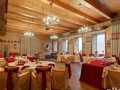 святкова та простора банкетна зала до 120-ти гостей, зі світлим інтрерьєром для весіль та корпоративів в заміському комплексі «Rancho»в селі Лісові Гринівці біля міста Хмельницький