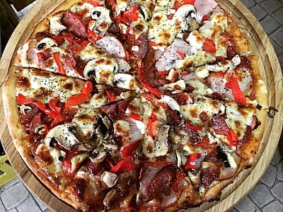 кафе-бар в заміському комплексі «Rancho»в селі Лісові Гринівці біля міста Хмельницький