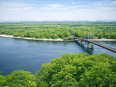 Труханів острів у Києві — мальовнича зона відпочинку з пляжами, лісами та веломаршрутами. Ідеальне місце для прогулянок і активного дозвілля.