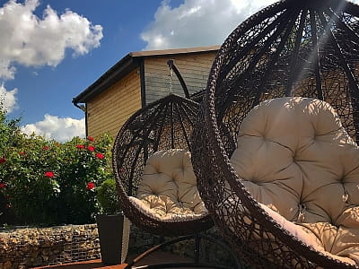 Заміський комплекс «Воллен» — це затишне місце для відпочинку в лісовій зоні поблизу річки Дністер, де поєднуються природна тиша, комфорт і приватність. 