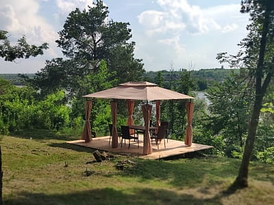 альтанка в заміському комплексі «Воллен» на березі Дністра