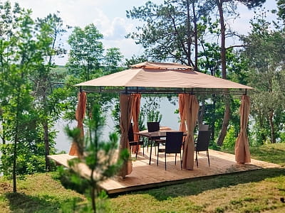 альтанка в заміському комплексі «Воллен» на березі Дністра