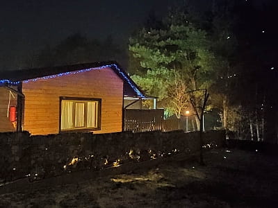 сучасні будиночки із окремим входом, власною терасою та двориком та облаштованою кухнею, ванною кімнатою, зоною відпочинку в заміському комплексі «Воллен» на березі Дністра