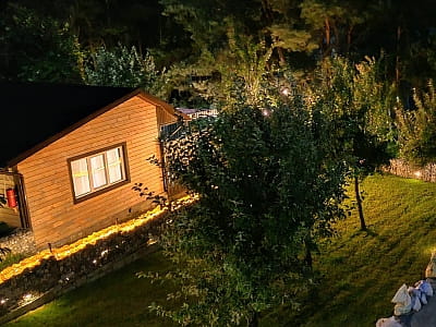 сучасні будиночки із окремим входом, власною терасою та двориком та облаштованою кухнею, ванною кімнатою, зоною відпочинку в заміському комплексі «Воллен» на березі Дністра