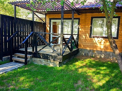 сучасні будиночки із окремим входом, власною терасою та двориком та облаштованою кухнею, ванною кімнатою, зоною відпочинку в заміському комплексі «Воллен» на березі Дністра