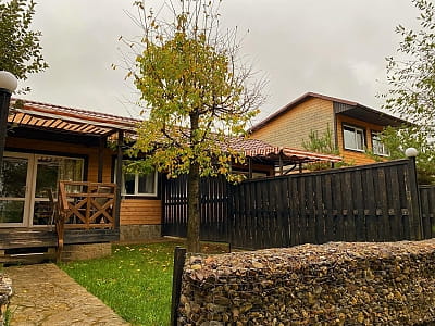 сучасні будиночки із окремим входом, власною терасою та двориком та облаштованою кухнею, ванною кімнатою, зоною відпочинку в заміському комплексі «Воллен» на березі Дністра