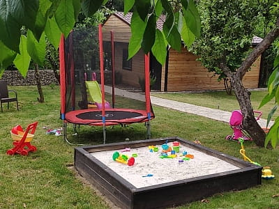 батут і ігровий майданчик із гірками та будиночками в заміському комплексі «Воллен» на березі Дністра