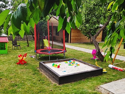 батут і ігровий майданчик із гірками та будиночками в заміському комплексі «Воллен» на березі Дністра