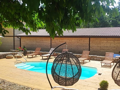 літній відкритий басейн в заміському комплексі «Воллен» на березі Дністра