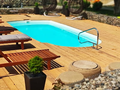 літній відкритий басейн в заміському комплексі «Воллен» на березі Дністра