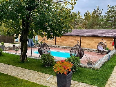 літній відкритий басейн в заміському комплексі «Воллен» на березі Дністра