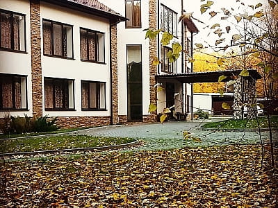 Заміський комплекс Ягода-Малина: відпочинок у лісі, басейн, ресторан, баня, комфортні номери та будиночки. Ідеальне місце для релаксу і подій.