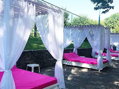 бунгало біля басейна в заміському комплексі «Ягода-Малина» в селі Головчинці Хмельницької області