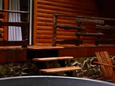 гарячий чан при одному з будиночків в заміському комплексі «Ягода-Малина» в селі Головчинці Хмельницької області