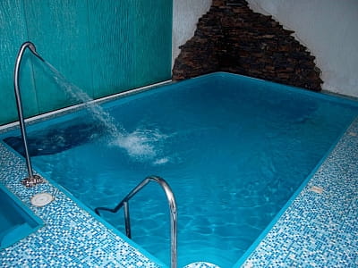 затишна кімната відпочинку з басейном та відром водоспадом і гідромасажем при бані на дровах в заміському комплексі «Ягода-Малина» в селі Головчинці Хмельницької області