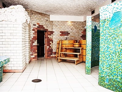 затишна кімната відпочинку з басейном та відром водоспадом і гідромасажем при бані на дровах в заміському комплексі «Ягода-Малина» в селі Головчинці Хмельницької області