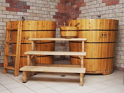 затишна кімната відпочинку з басейном та відром водоспадом і гідромасажем при бані на дровах в заміському комплексі «Ягода-Малина» в селі Головчинці Хмельницької області