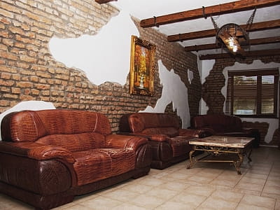 затишна кімната відпочинку з басейном та відром водоспадом і гідромасажем при бані на дровах в заміському комплексі «Ягода-Малина» в селі Головчинці Хмельницької області