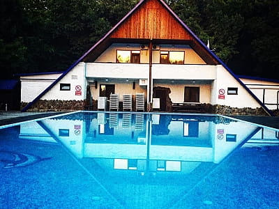 літній відкритий басейн в заміському комплексі «Ягода-Малина» в селі Головчинці Хмельницької області