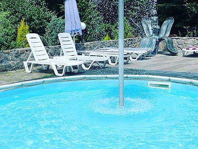 літній відкритий басейн в заміському комплексі «Ягода-Малина» в селі Головчинці Хмельницької області