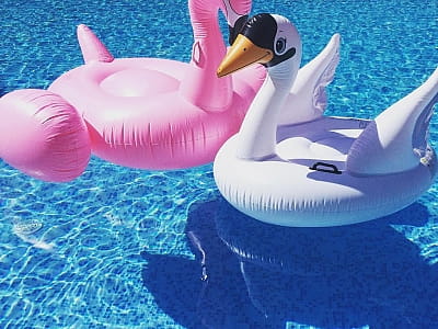 літній відкритий басейн в заміському комплексі «Ягода-Малина» в селі Головчинці Хмельницької області