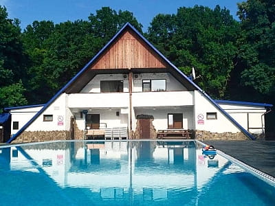 літній відкритий басейн в заміському комплексі «Ягода-Малина» в селі Головчинці Хмельницької області