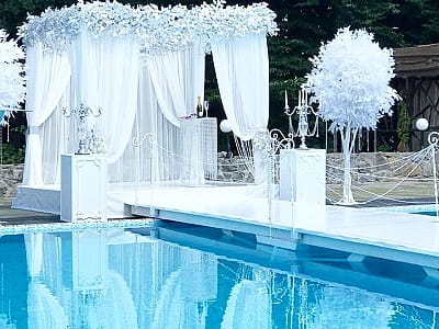 літній відкритий басейн в заміському комплексі «Ягода-Малина» в селі Головчинці Хмельницької області